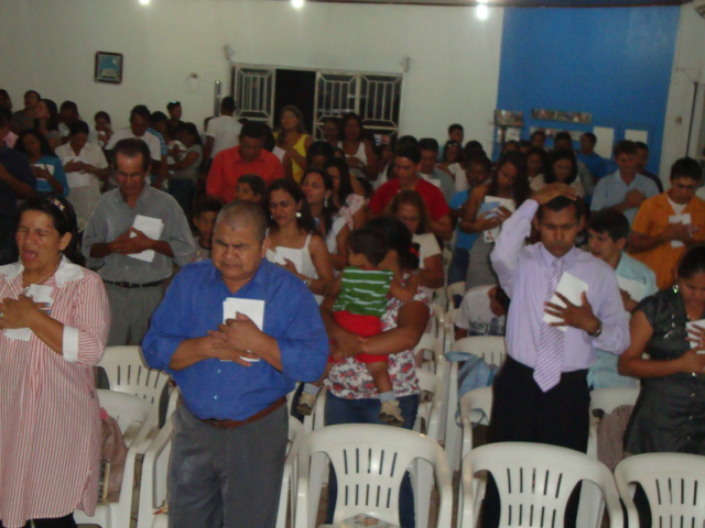 Igreja da Graça em Guajará-Mirim realiza culto especial para receber o ano de 2012.