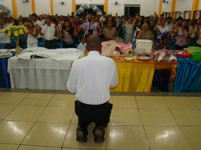 Muito louvor e adoração na virada do ano na Igreja Mundial do Poder de Deus. Veja fotos