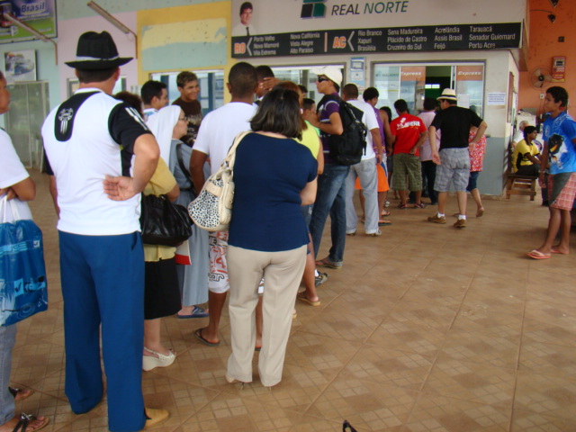 Passageiros fazem filas na Rodoviária de Guajará-Mirim para conseguir uma passagem