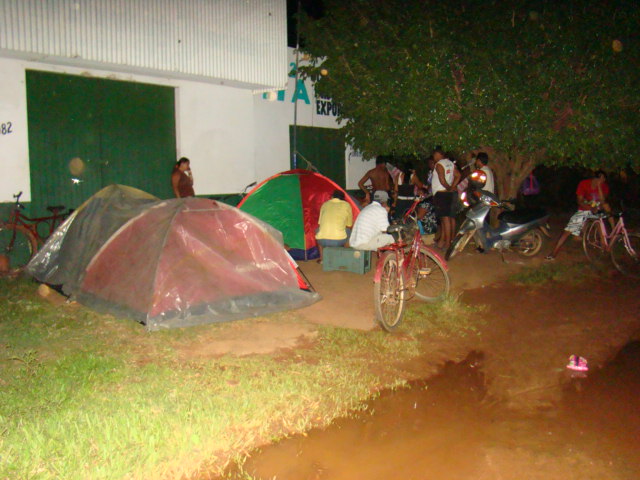 Pais passam a noite na fila para matricular filhos na Escola Alkindar Brasil de Arouca Fotos