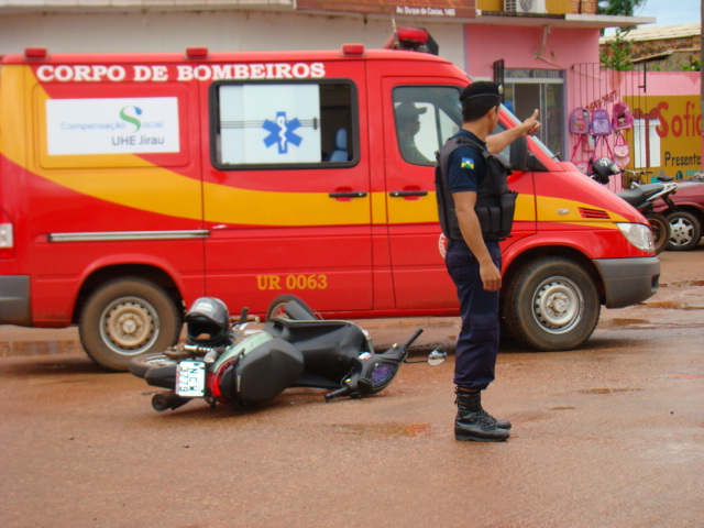 Moto e carro se chocam na Avenida Dr. Lewerger.
