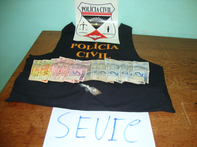 Mulher é flagrada com droga e confessa que vendia em casa.