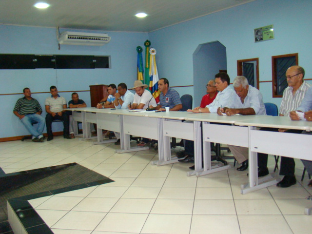 Presidentes de partidos e pré-candidatos a prefeito e vereadores se reúnem mais uma vez para discutir os rumos políticos do município. Veja fotos