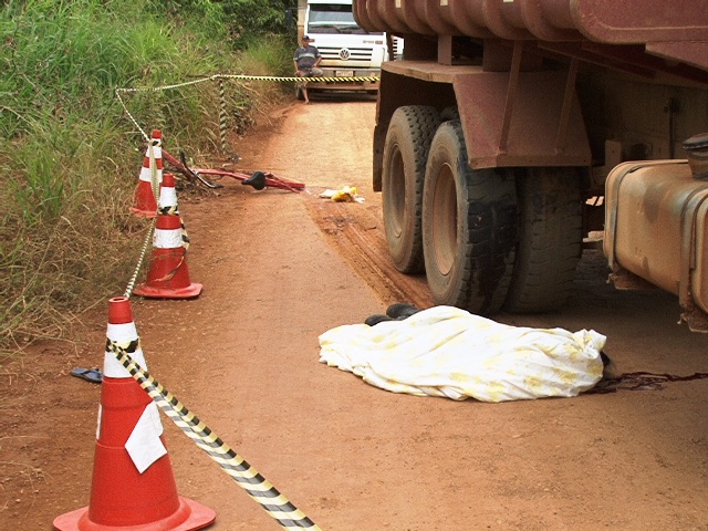 Trabalhadora é esmagada por caçamba carregada de cascalho