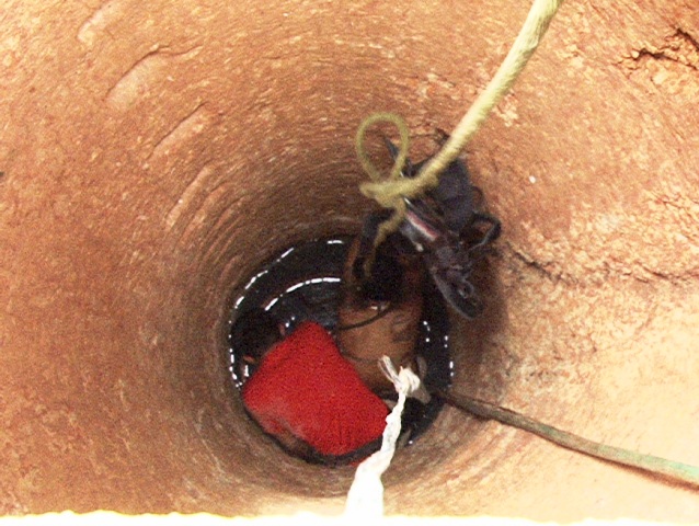 Dançarina é encontrada dentro de poço em residência e não se lembra o que aconteceu - FOTOS
