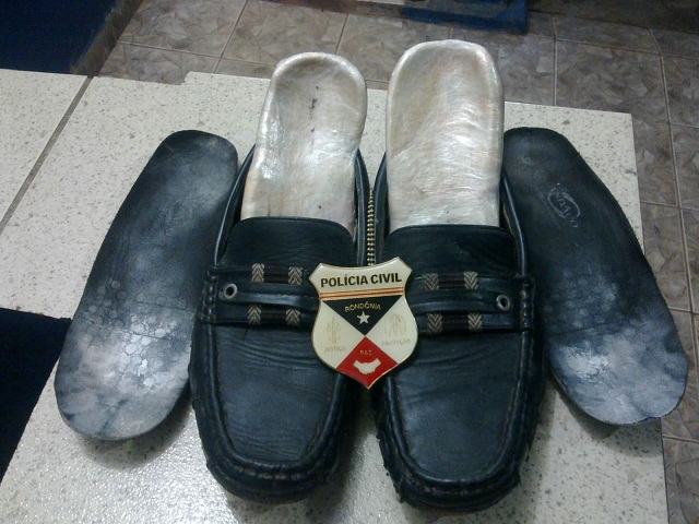 Passageiro de táxi é preso por policiais do SEVIC e DENARC de Guajará-Mirim com sapatos recheado de cocaína.