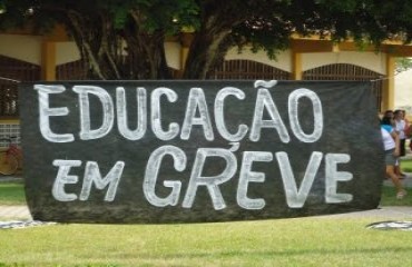 EDUCAÇÃO  Professores entram em greve e alunos da rede estadual ficam sem aula na volta do feriadão