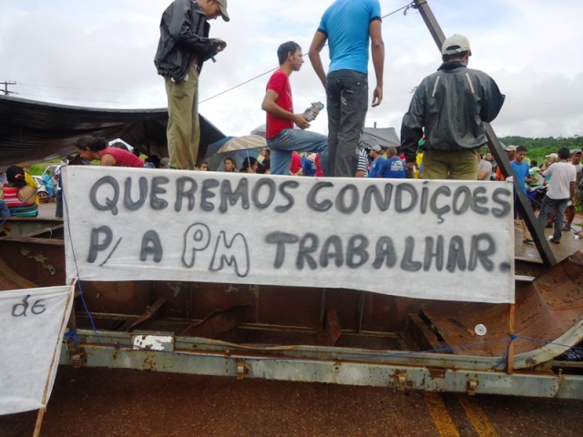 Comunidade de Vista Alegre libera BR-364, lideres se reunirão com Comandante da PM e secretário da SESDEC  Fotos