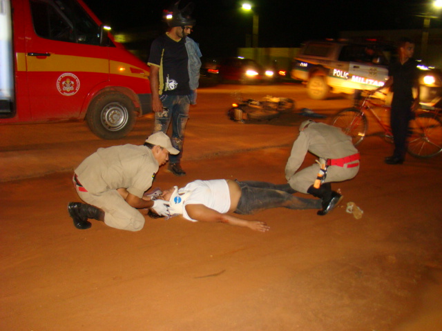 Motociclista perde o controle de moto e cai em via pública Fotos