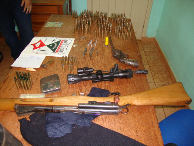 Polícia civil descobre arsenal de armas e munições durante investigações da morte de advogado.