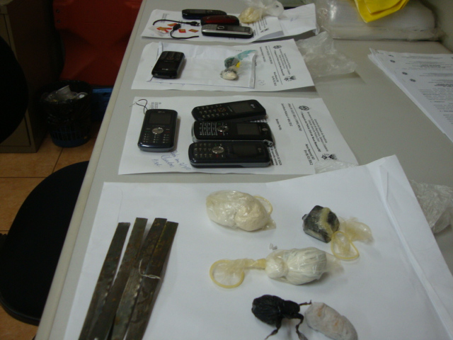 Agentes penitenciários fazem revista no presídio Padinha e encontram celulares, serras e drogas.