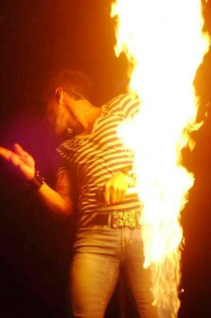 ACIDENTE - Gusttavo Lima quase pega fogo durante show em Porto Velho