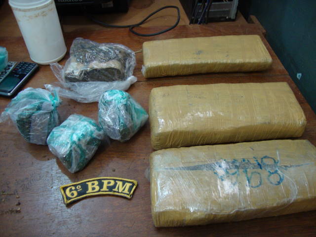 Polícia Militar apreende cerca de quatro quilos de maconha em boca de fumo no bairro Próspero.