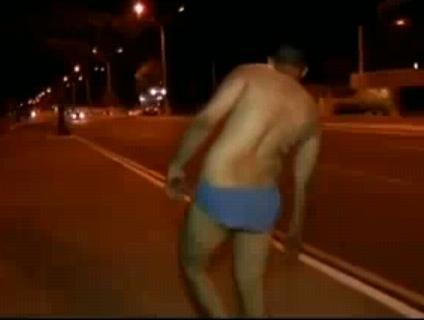 Homem é vítima de roubo e ladrões levam até as vestes, deixando a vítima só de cueca no meio da rua.