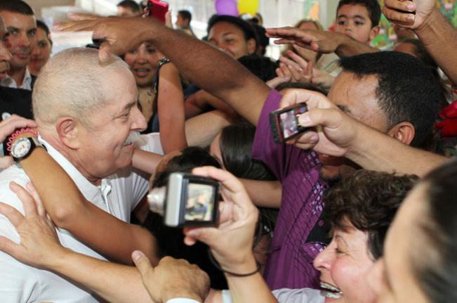 APÓS CINCO MESES, LULA VOLTA AOS BRAÇOS DO POVO