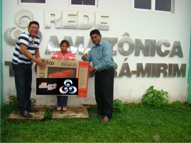 Rede amazônica em Guajará-Mirim entrega TV 32 polegadas à ganhadora da Promoção da Dupla Cleber e Cauan.