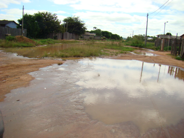 Proliferação de buracos mexe com rotina de moradores - Veja fotos