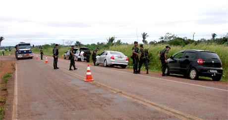 Policiais civis e exercito apreendem droga na BR 425 na operação Curare