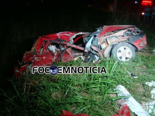 ACIDENTE ENVOLVENDO CARRETA E FIAT STRADA MATA PAI, FILHO E SOBRINHO NA BR - 364: Imagem Forte