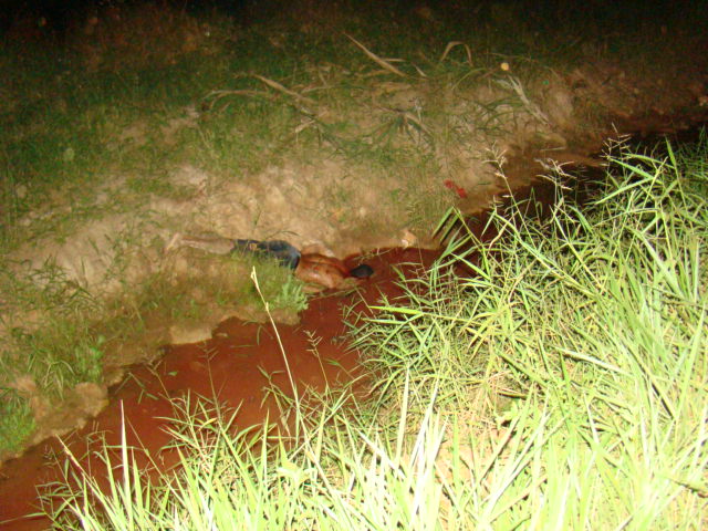 Homem é assassinado a golpes de faca durante bebedeira no bairro Triângulo.