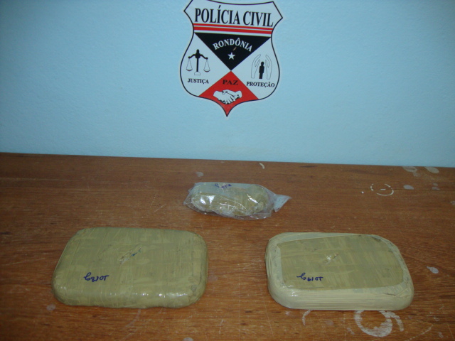 Polícia Civil e Exército cumprem mandado de busca e apreensão em residência e apreende mais de dois quilos de cocaína.