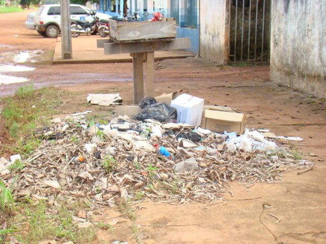 Lixo toma conta dos arredores do Centro de Saúde Sandoval Meira. Fotos