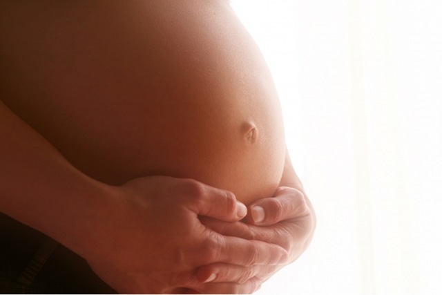 Mulher grávida de oito meses passa mal na delegacia ao ser acusada de furto.