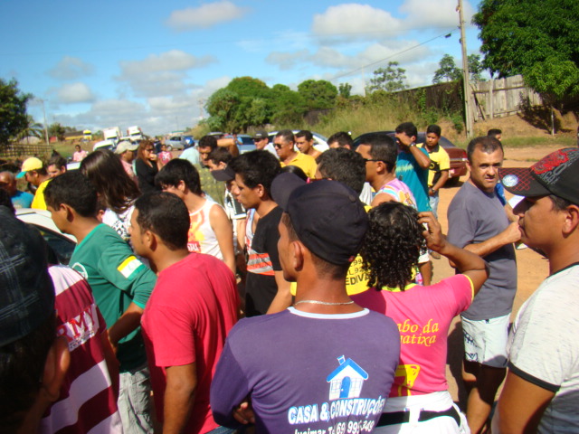Moradores de Nova Mamoré voltam a interditar a BR 425.