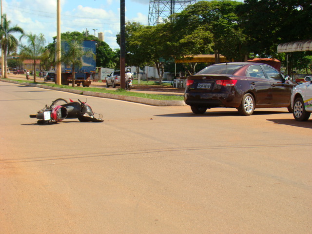 Carro avança a preferencial e provoca acidente com motocicleta na Avenida 15 de Novembro.