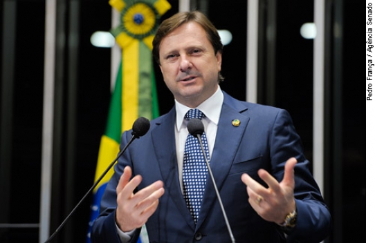 Acir Gurgacz quer equiparar tablets aos livros