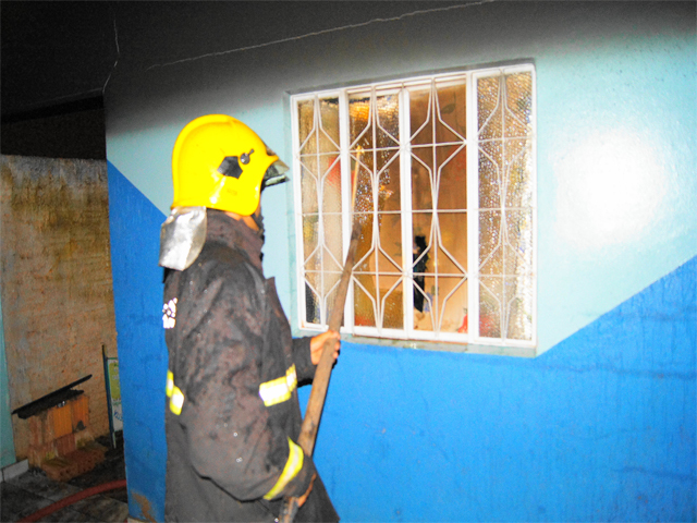 Mulher vai embora de casa e marido revoltado ateia fogo em residência. Veja fotos