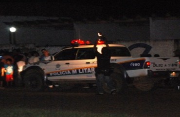 Mulher é assaltada em via pública e ladrões levam motocicleta Bros.