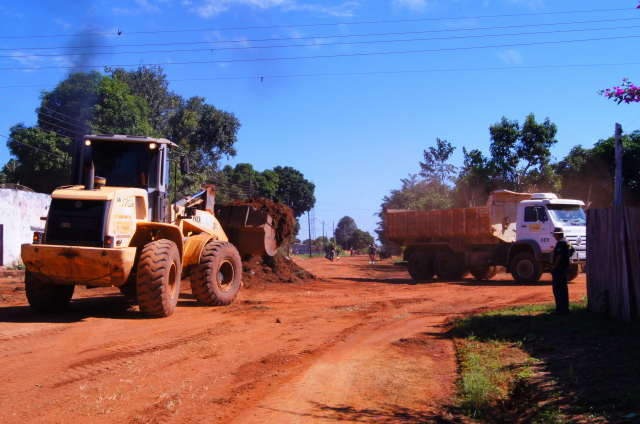 Projeto Estradão do Governo do Estado limpa ruas de Guajará-Mirim - Fotos