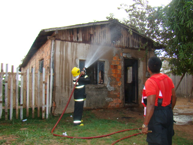 Revoltado homem incendeia a própria casa em Guajará-Mirim - Fotos