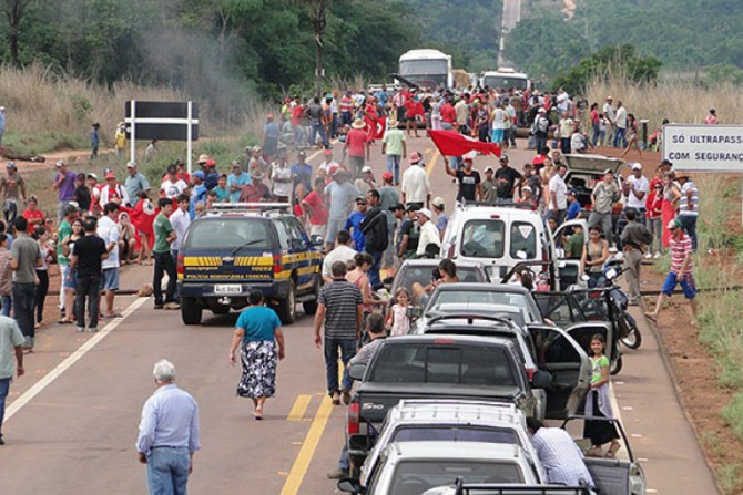 Sem Terra bloqueiam BR-364 em Candeias