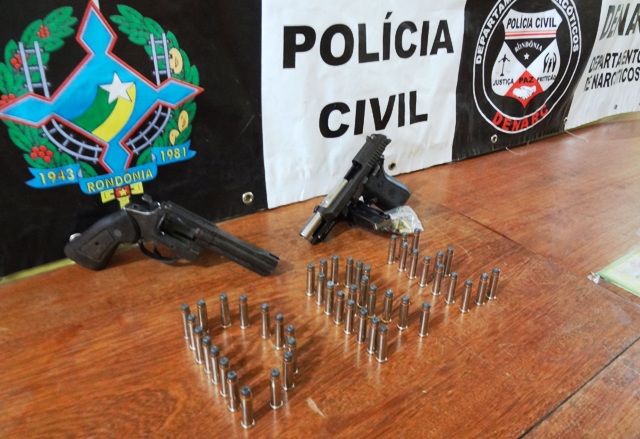 CAIU - Agentes do DENARC prendem dupla fortemente armada; um deles atirou na própria perna - Fotos