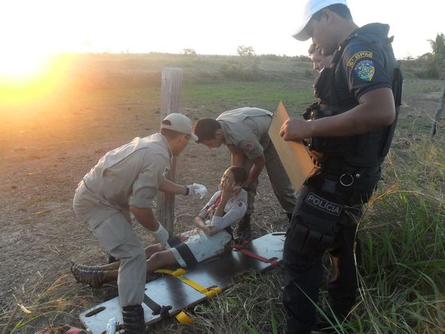 VEICULO CAPOTA NA BR 425 E DEIXA QUATRO PESSOAS GRAVEMENTE FERIDAS - FOTOS