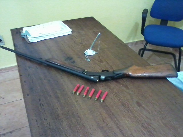 Homem enciumado atira contra outro que estava com a namorada.