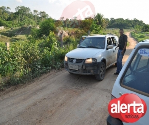 Elementos Armados e encapuzados rendem condutor e roubam Fiat Strada