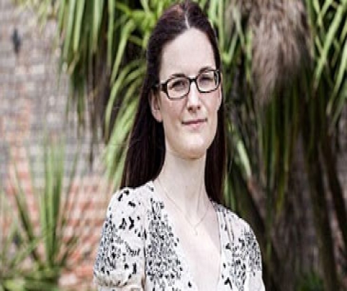 Menina fica cega de um olho após nadar usando lentes de contato