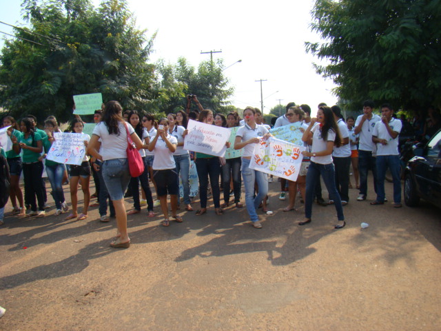 Estudantes de Escolas Estaduais fazem manifestação em Guajara-Mirim - Veja fotos