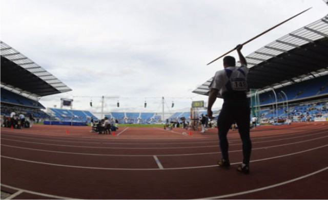 Juiz de atletismo morre ao ser atingido por um dardo no pescoço durante competição