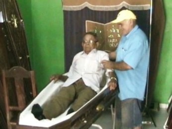 'Muito confortável', diz idoso que encomendou o próprio caixão, em Guajará-Mirim - RO