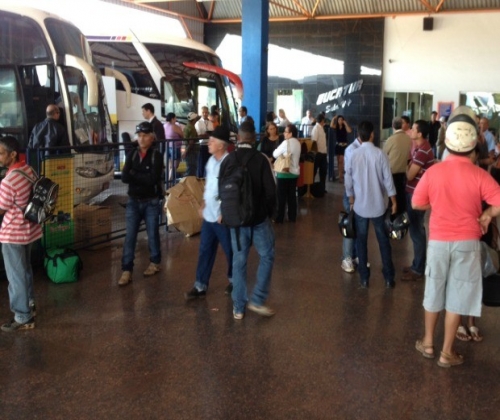 BR 364 é bloqueada e passageiros não podem seguir viagem