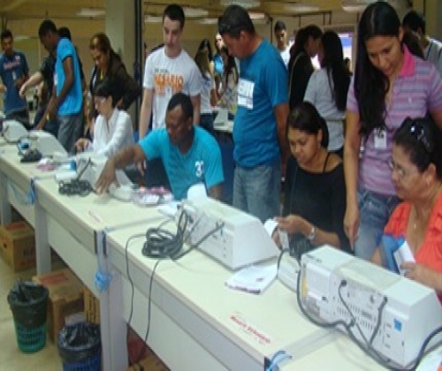 Mesários que trabalharão nas eleições 2012 recebem treinamento