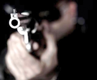 Jovem é abordado e baleado na porta de casa
