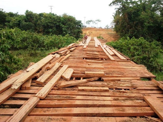 MORADORES DO RAMAL OLHO D'ÁGUA PREJUDICADOS POR PONTE DESMONTADA E INTERDITADA