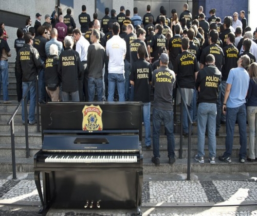 Policiais federais decidem continuar em greve por tempo indeterminado