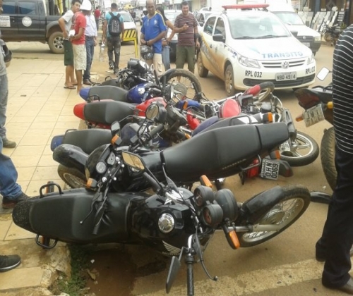 Motociclista atinge oito motos ao tentar desviar de carro