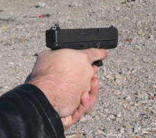 Elemento armado com pistola assalta servidor público